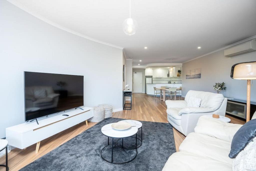 Grif9 Modern and Homely 2BR Burke Crescent Apartment