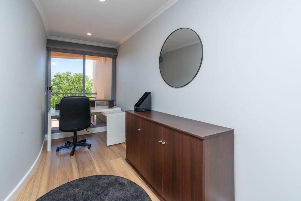 Grif9 Modern and Homely 2BR Burke Crescent Apartment photo 1