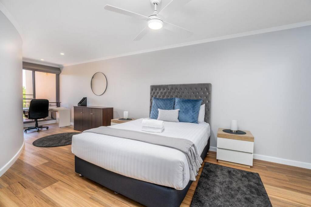 Grif9 Modern and Homely 2BR Burke Crescent Apartment photo 2
