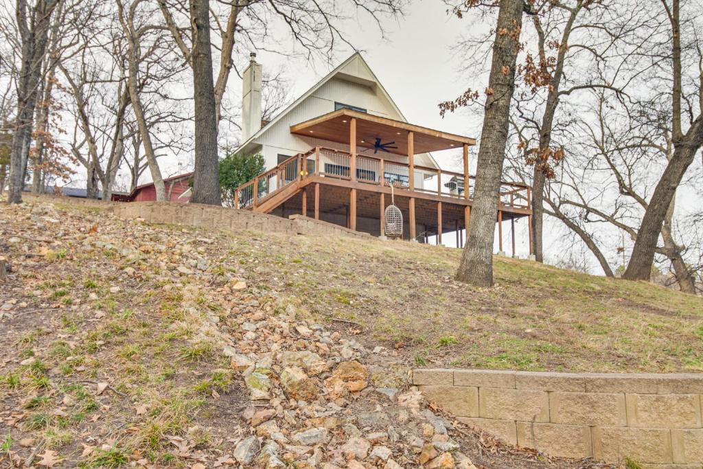 Monkey Island Home with Wraparound Deck and Kayaks photo 1