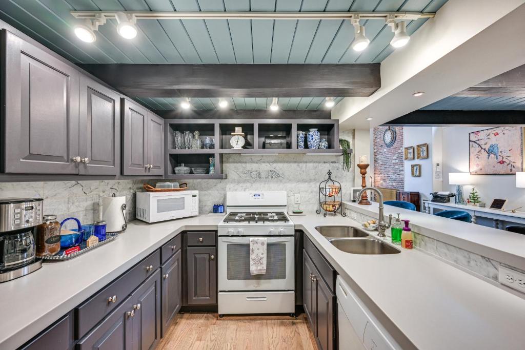 Historic Palace Loft with Reserved Parking Space! photo 1