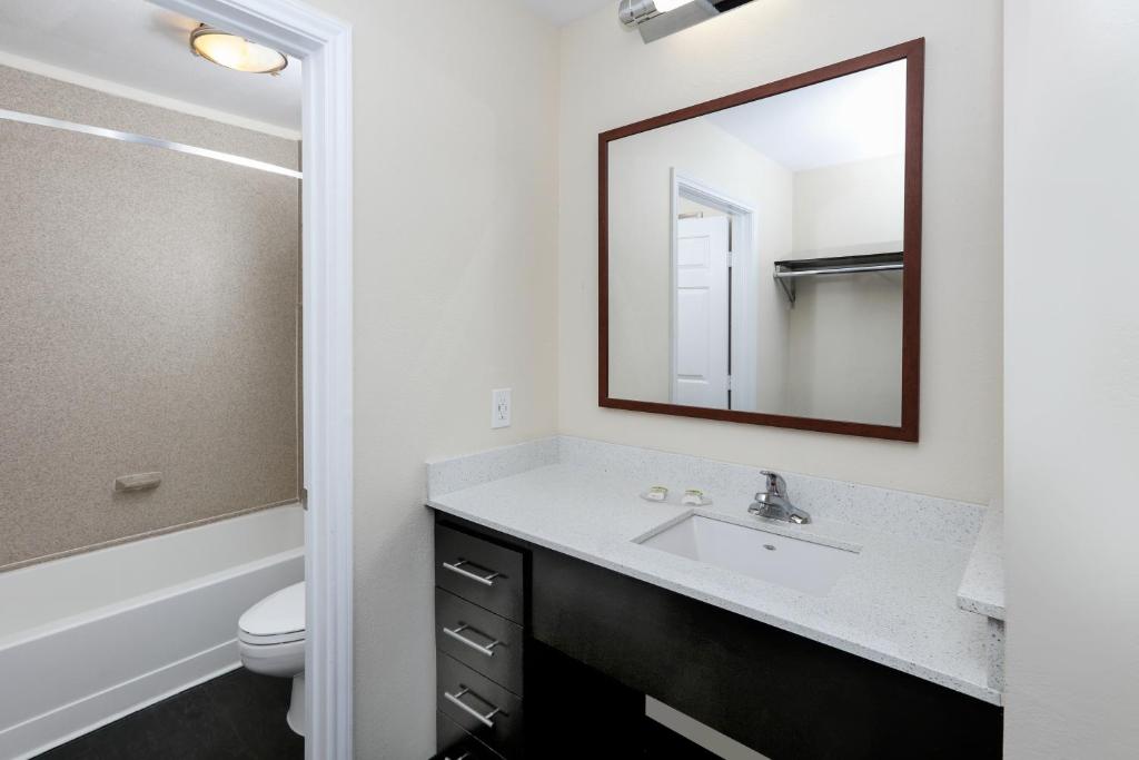 Candlewood Suites Dallas Market Center-Love Field, an IHG Hotel photo 1