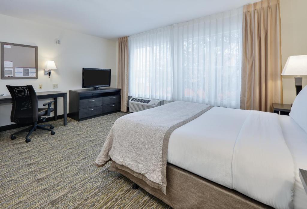 Candlewood Suites Dallas Market Center-Love Field, an IHG Hotel photo 2