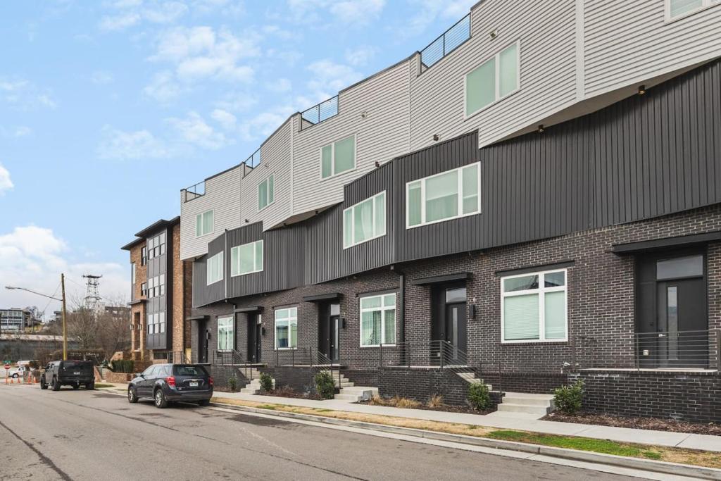 Home with Rooftop Deck & Garage, 2 miles to Downtown Broadway