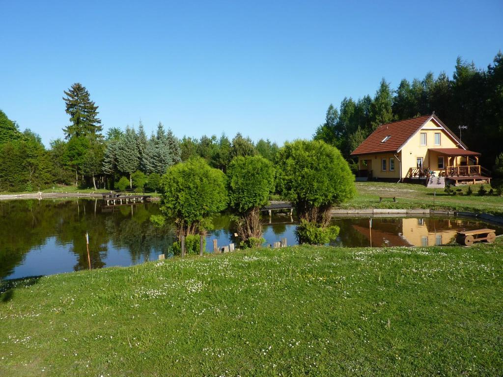 Dom nad stawem photo 1