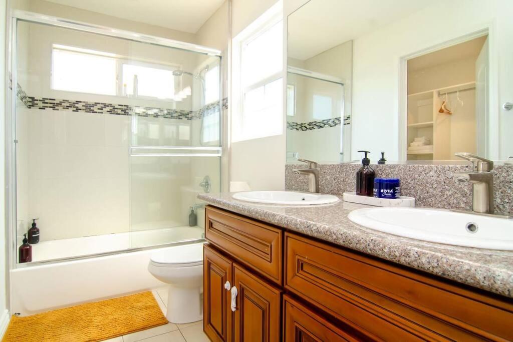 Up to 20% off weekly stay 3BR 2.5 miles to airport photo 1