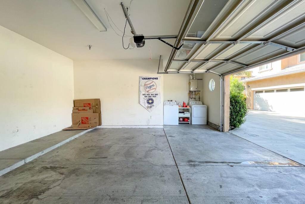Up to 20% off weekly stay 3BR 2.5 miles to airport photo 3