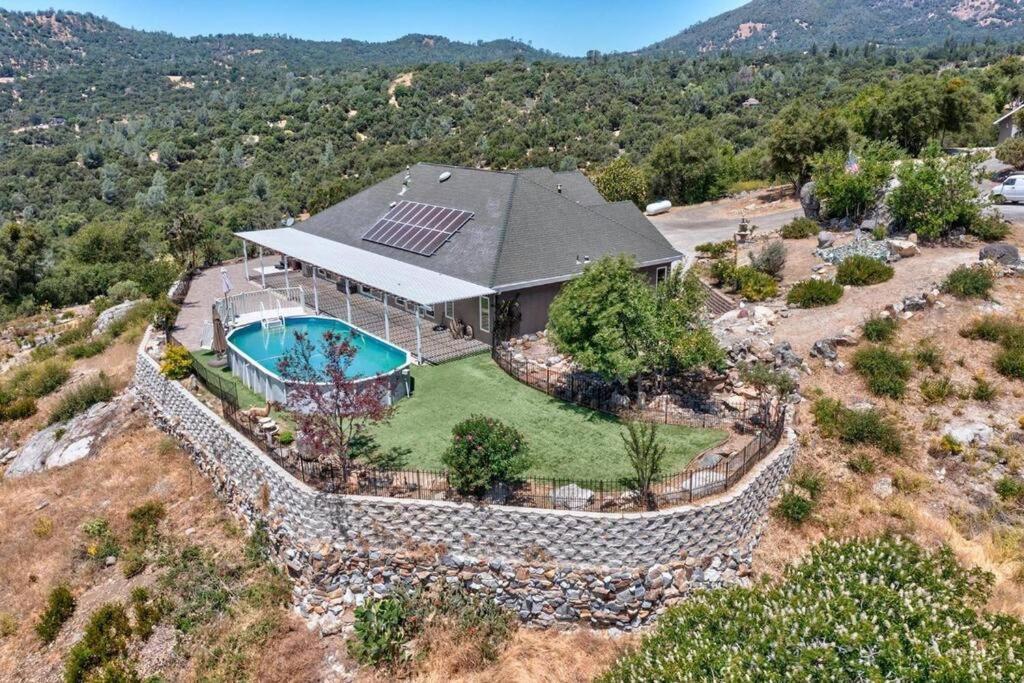 Stargazing Retreat: fire pit/hot tub near Yosemite image