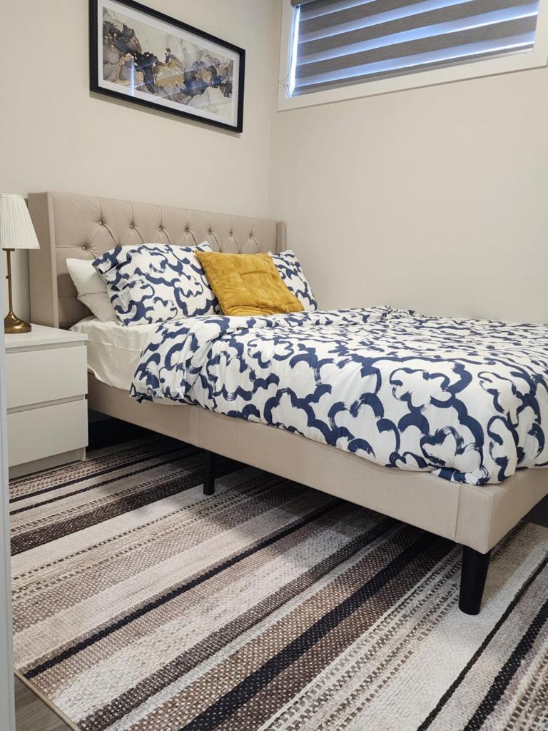Trendy 2-Bed Oasis Awaits!