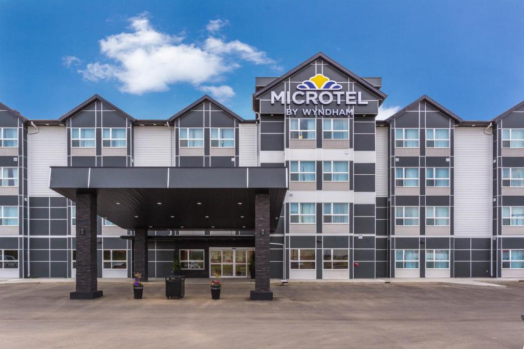 Microtel Inn & Suites by Wyndham Whitecourt photo 2