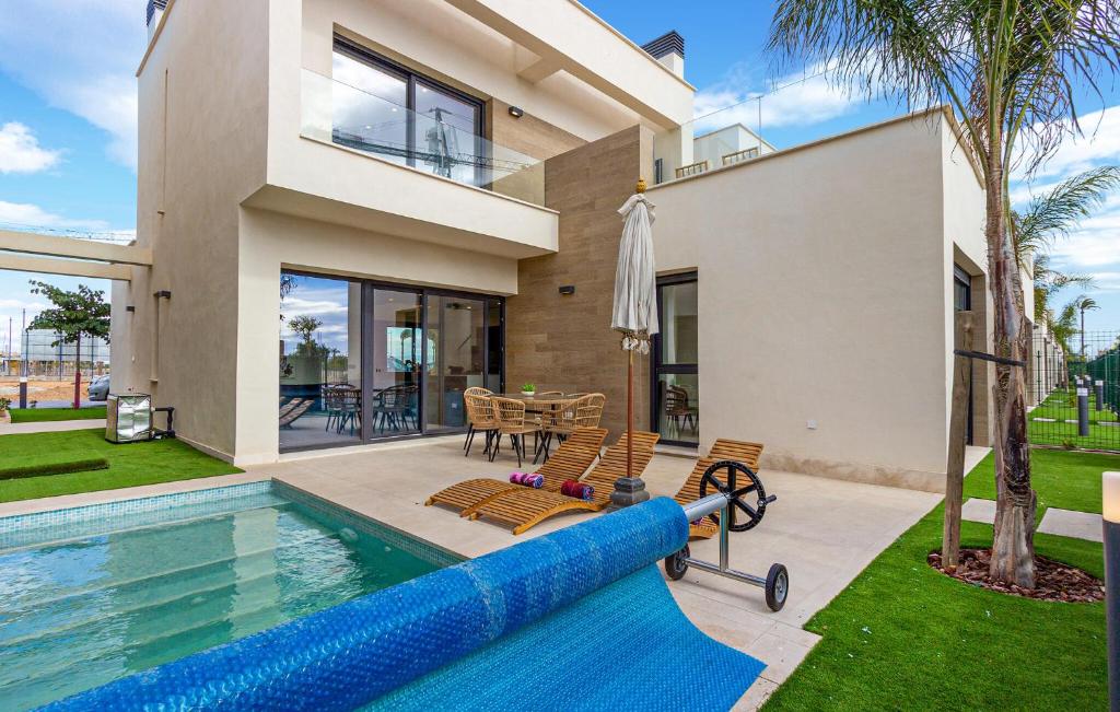 Gorgeous Home In Torre Pacheco With Heated Swimming Pool