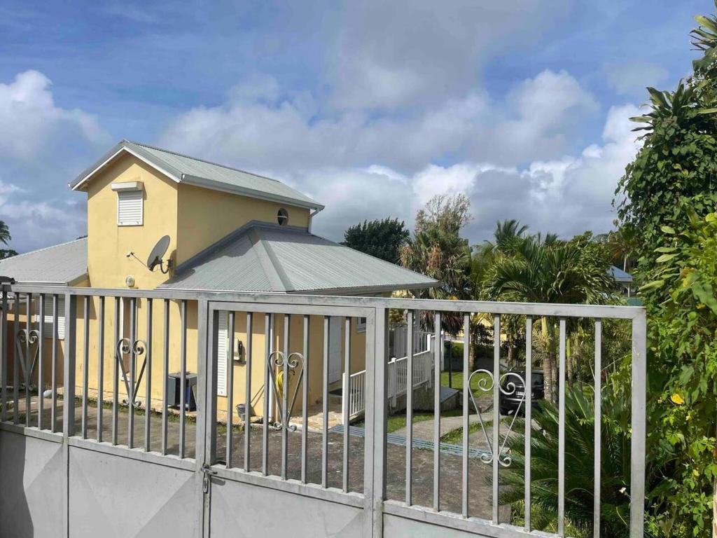 Propriete d'une chambre avec piscine partagee et wifi a Gourbeyre a 8 km de la plage photo 1