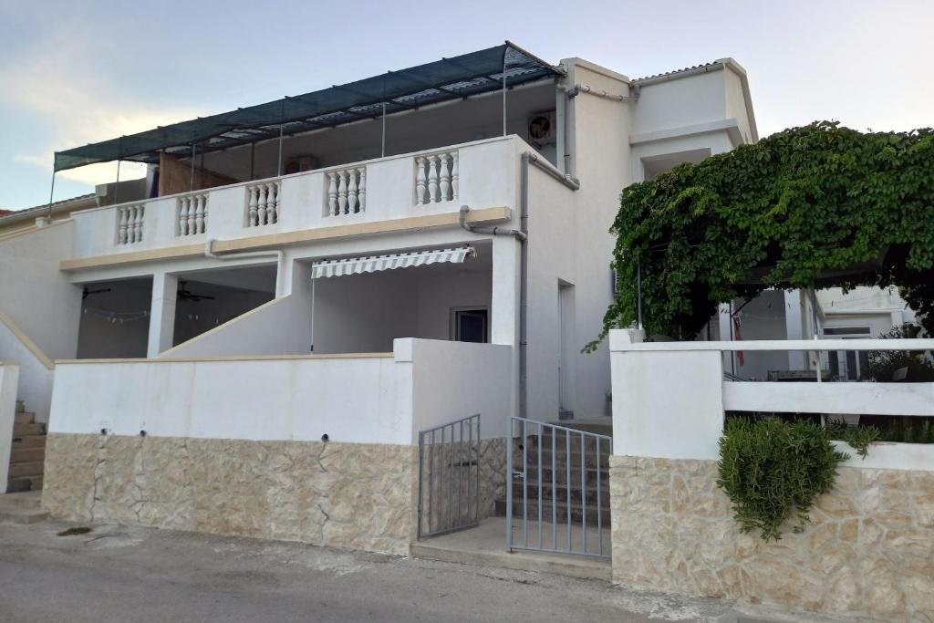 Apartments by the sea Metajna, Pag - 6395 photo 1