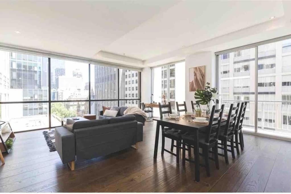 Bright City Views Melbourne Central Penthouse on Collins
