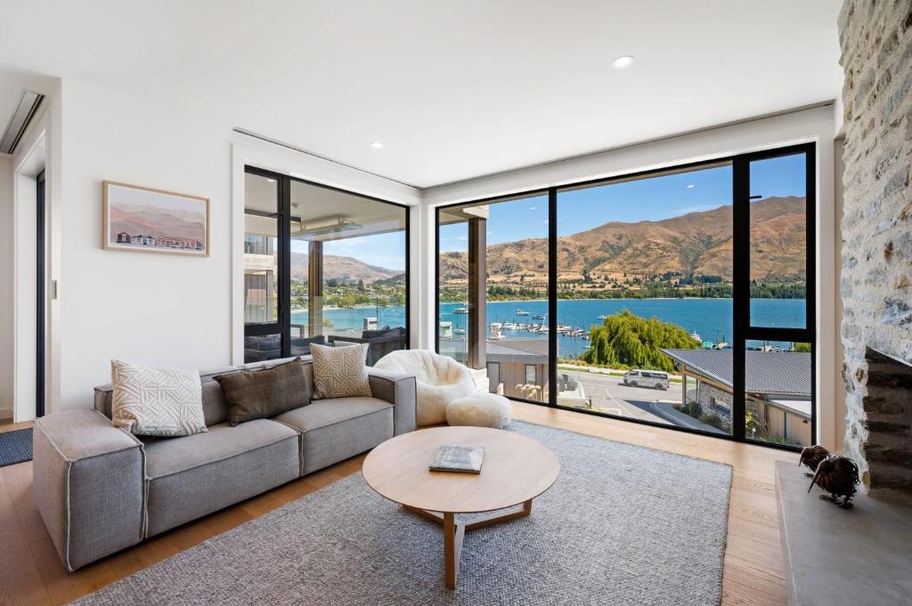Lakeside Luxury 2 Bedroom Apartment photo 1