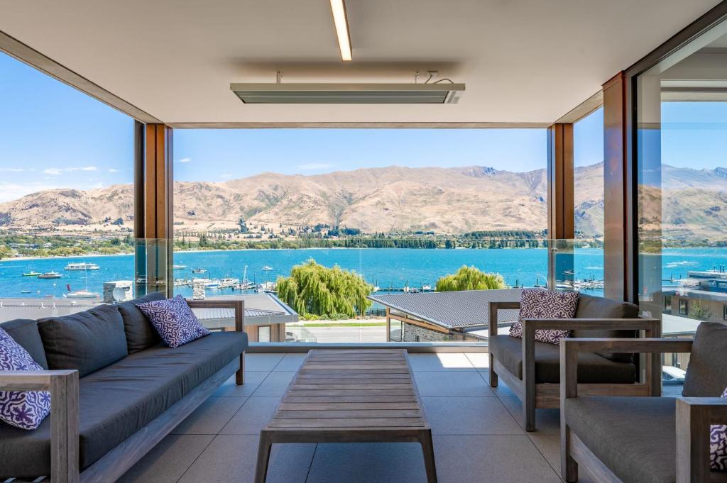 Lakeside Luxury 2 Bedroom Apartment photo 2