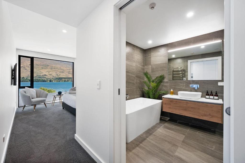 Lakeside Luxury Studio Apartment photo 3