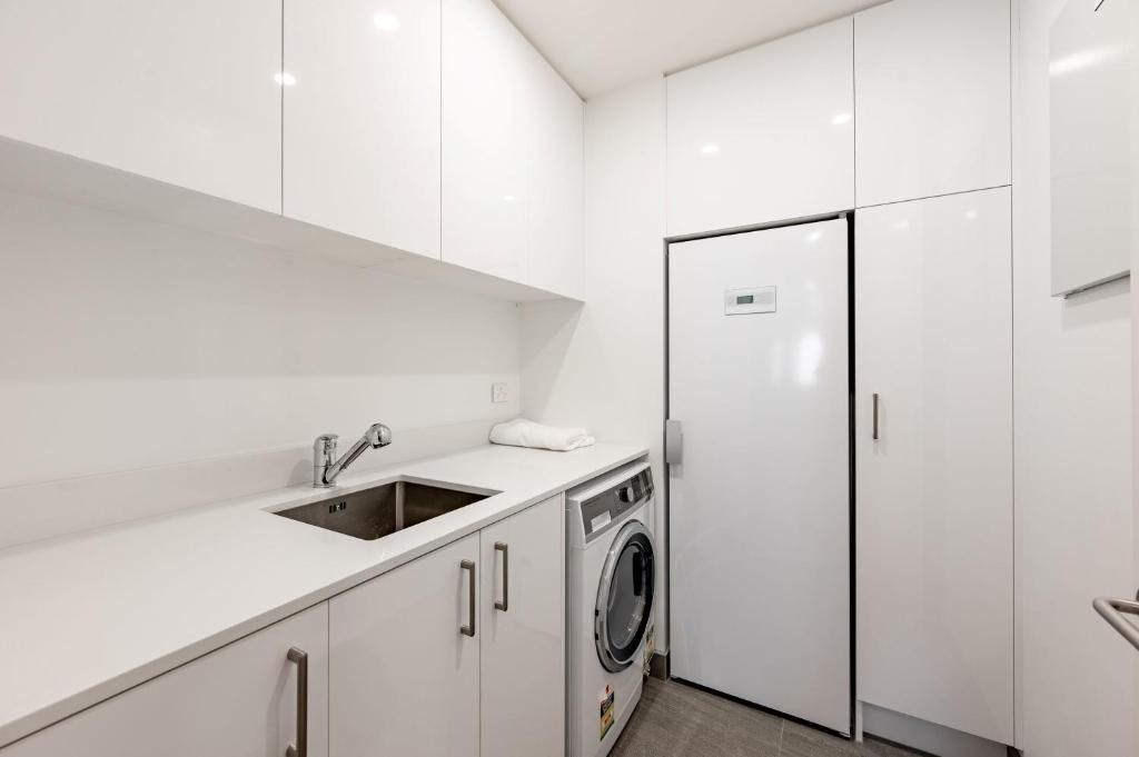 Lakeside Luxury Studio Apartment photo 4