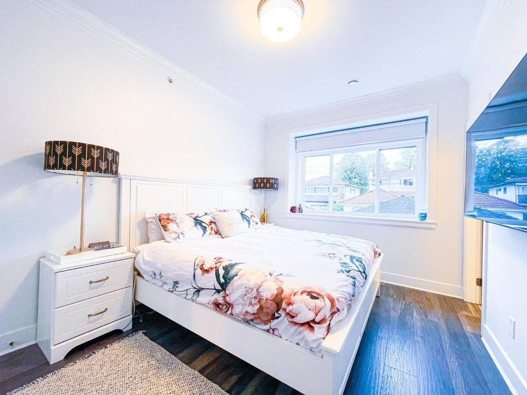 Free Breakfast 3BR Oasis Minutes From Downtown Metrotown photo 2
