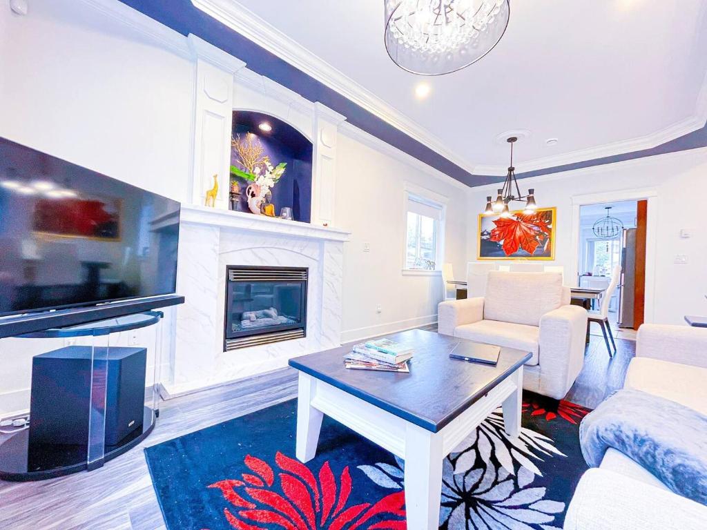 Free Breakfast 3BR Oasis Minutes From Downtown Metrotown photo 1