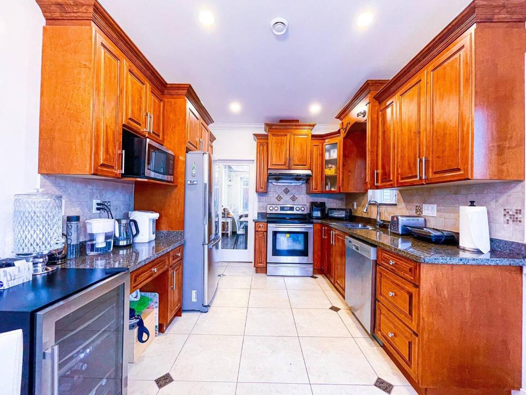 Free Breakfast 3BR Oasis Minutes From Downtown Metrotown photo 3