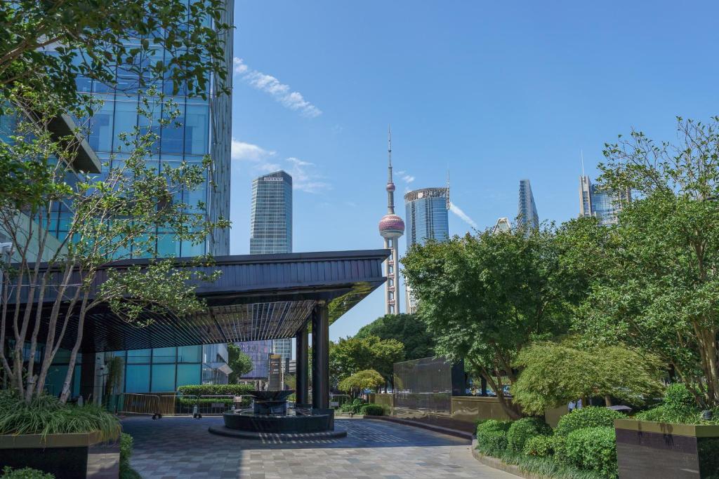 Regent Shanghai Pudong - Complimentary first round minibar per stay - including a bottle of wine photo 1