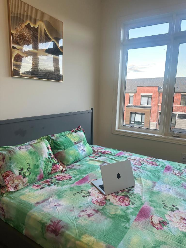 Private room in a Brand new House-Ajax-Greater Toronto, 30 min to Pearson Airport