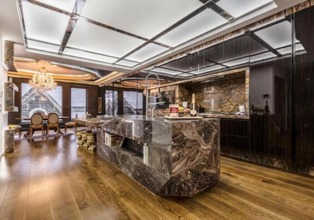 Luxurious Estate - 5min to CBD, garage and rooftop photo 1