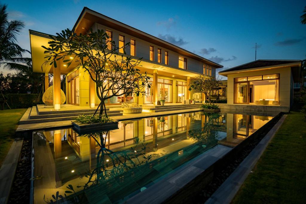 Dreamy Villas And Resort Along The Beach