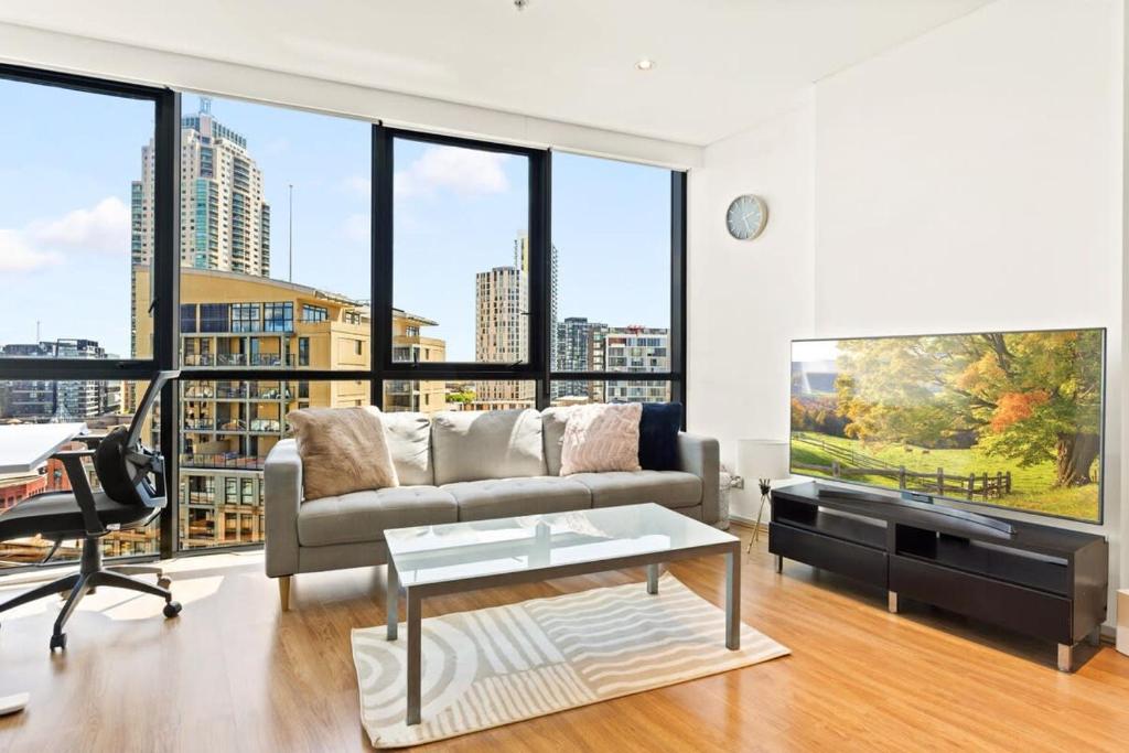 Modern 1-Bed in CBD with Views near Chinatown photo 1