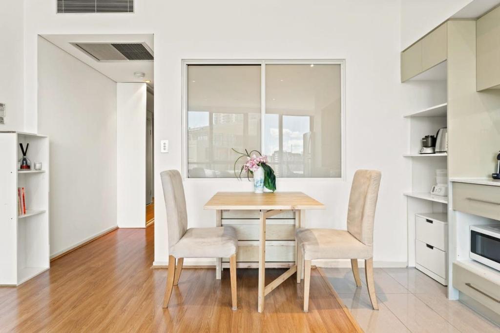 Modern 1-Bed in CBD with Views near Chinatown photo 3