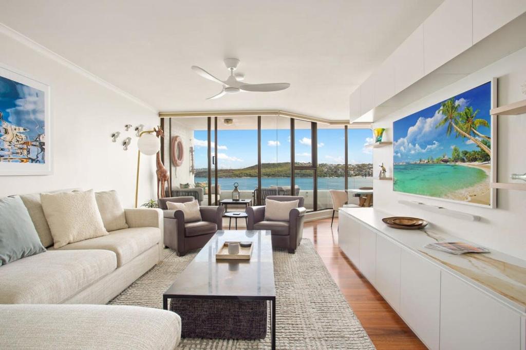 Elegant 2-Bed Unit with Expansive Harbour Views photo 2