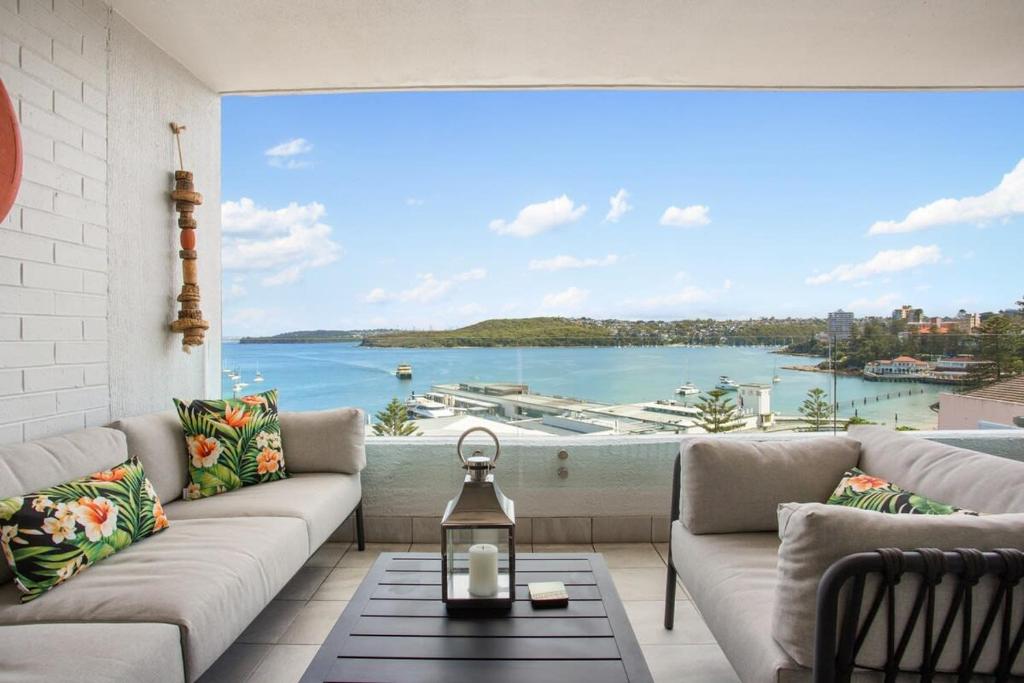 Elegant 2-Bed Unit with Expansive Harbour Views