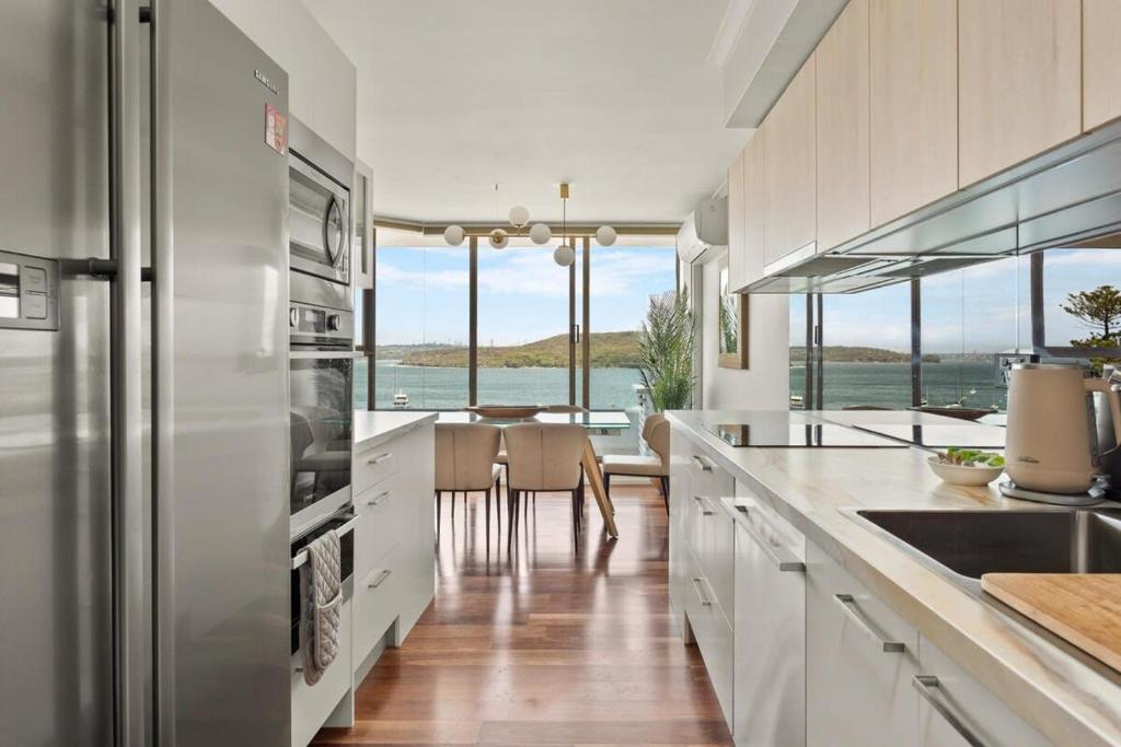 Elegant 2-Bed Unit with Expansive Harbour Views photo 4