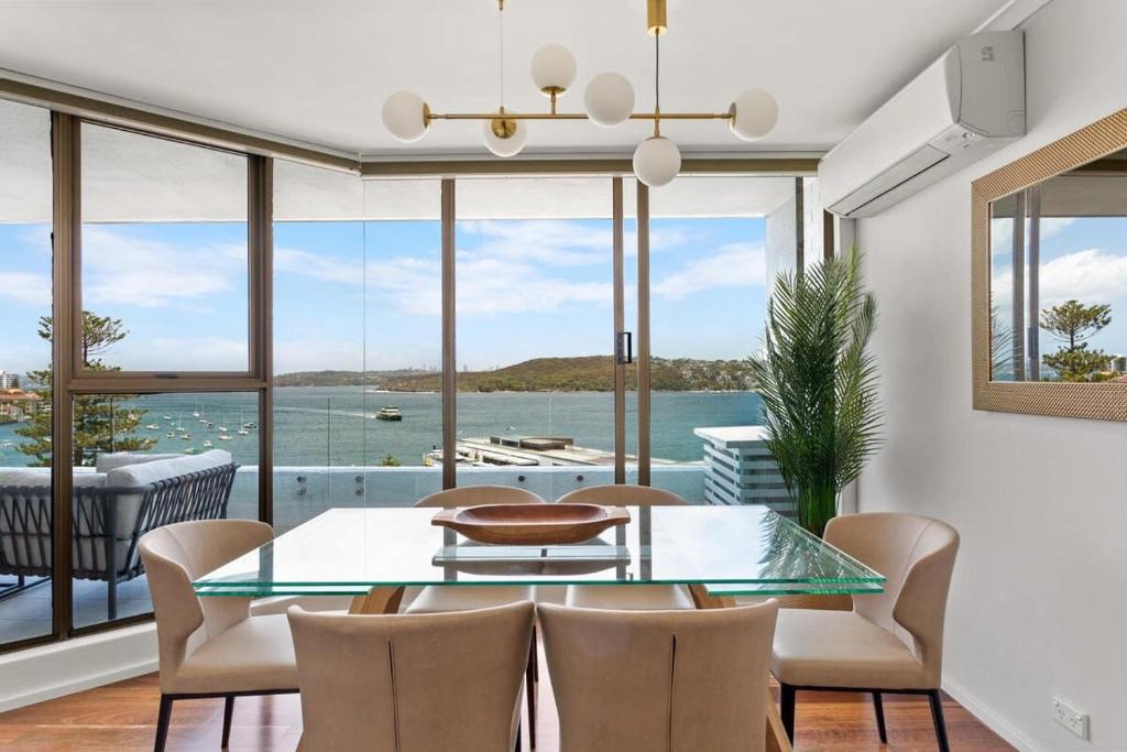 Elegant 2-Bed Unit with Expansive Harbour Views photo 3