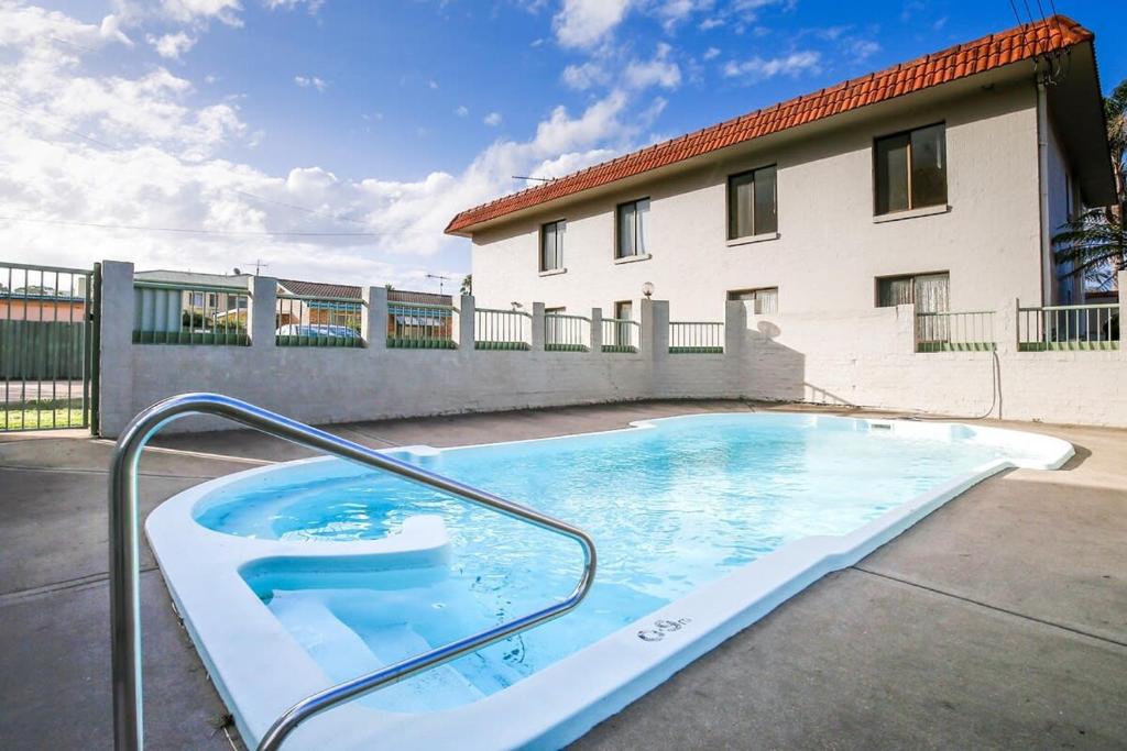 Charming 2-Bed near Batemans Village Centre