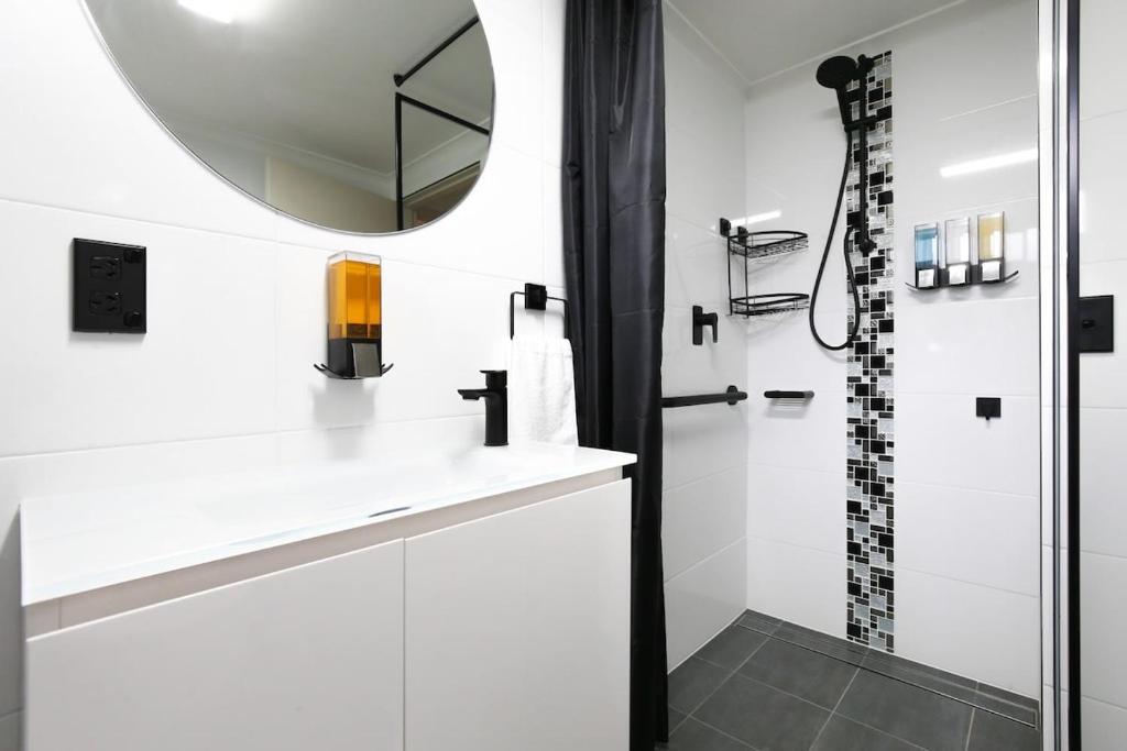 Charming 2-Bed near Batemans Village Centre photo 4