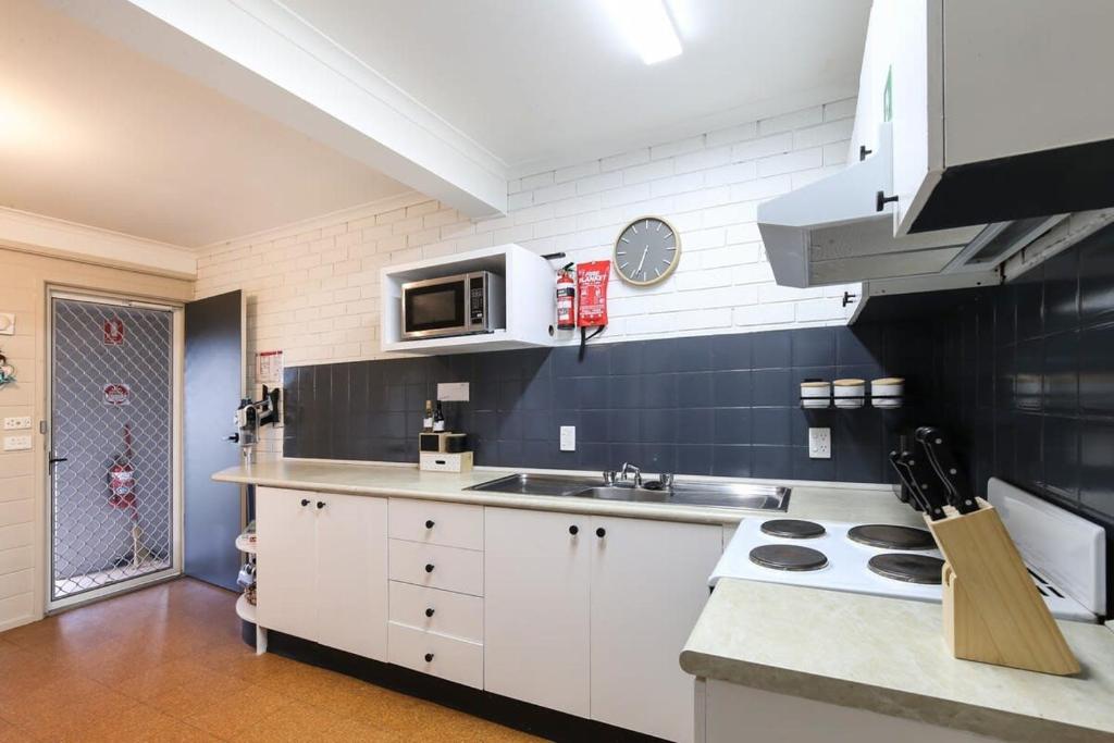 Charming 2-Bed near Batemans Village Centre photo 3