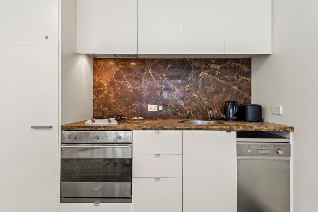Chic 1-Bed Apartment by Marvel Stadium photo 3