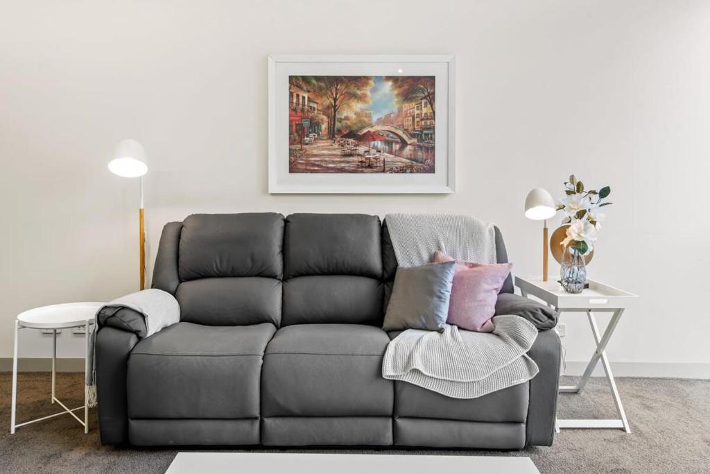 Chic 1-Bed Apartment by Marvel Stadium photo 4