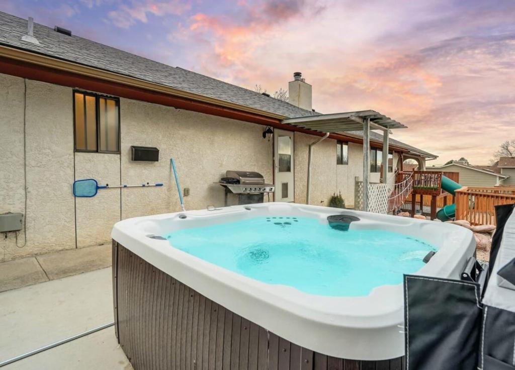 Evergreen Luxe - Hot Tub Gaming Haven Big Groups photo 3