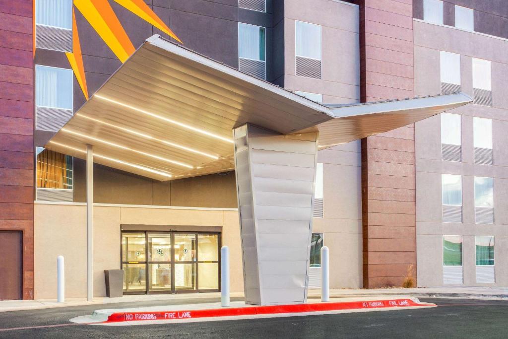 La Quinta Inn & Suites by Wyndham Lubbock West Medical Centr image