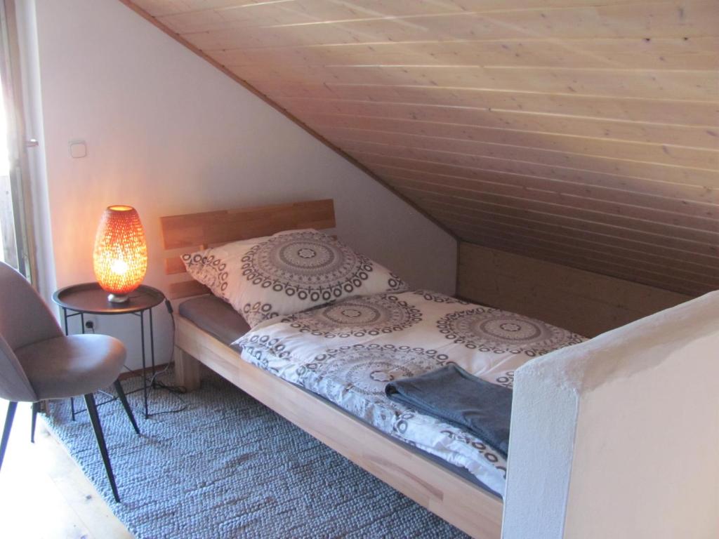 Dachstudiozimmer mit 2 Betten und Balkon mit WG Bad Airport nah freies W-Lan