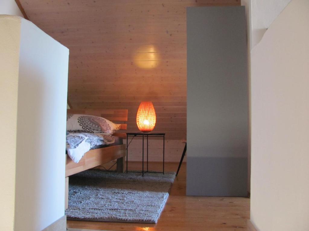Dachstudiozimmer mit 2 Betten und Balkon mit WG Bad Airport nah freies W-Lan photo 4