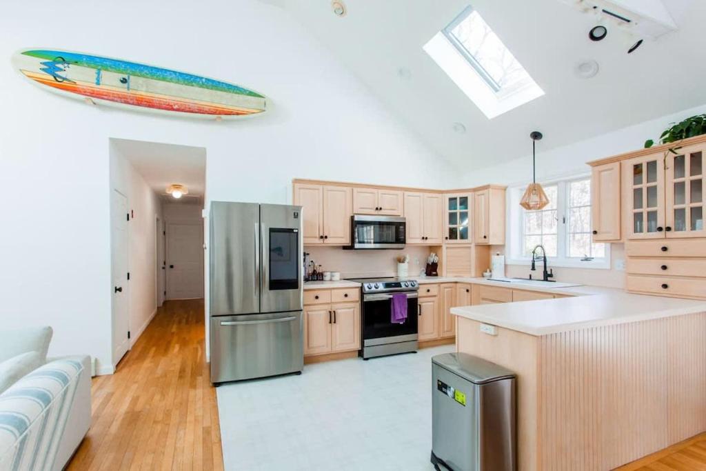 Stay On The Cape Vacation Rentals: Modern Family Retreat In Harwich image