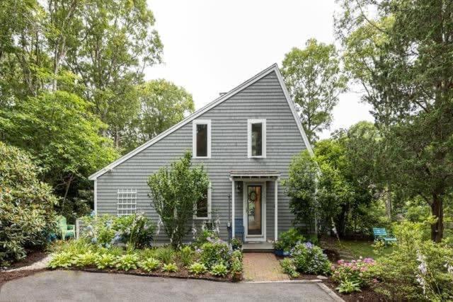 Stay On The Cape Vacation Rentals: Contemporary Saltbox In New Seabury