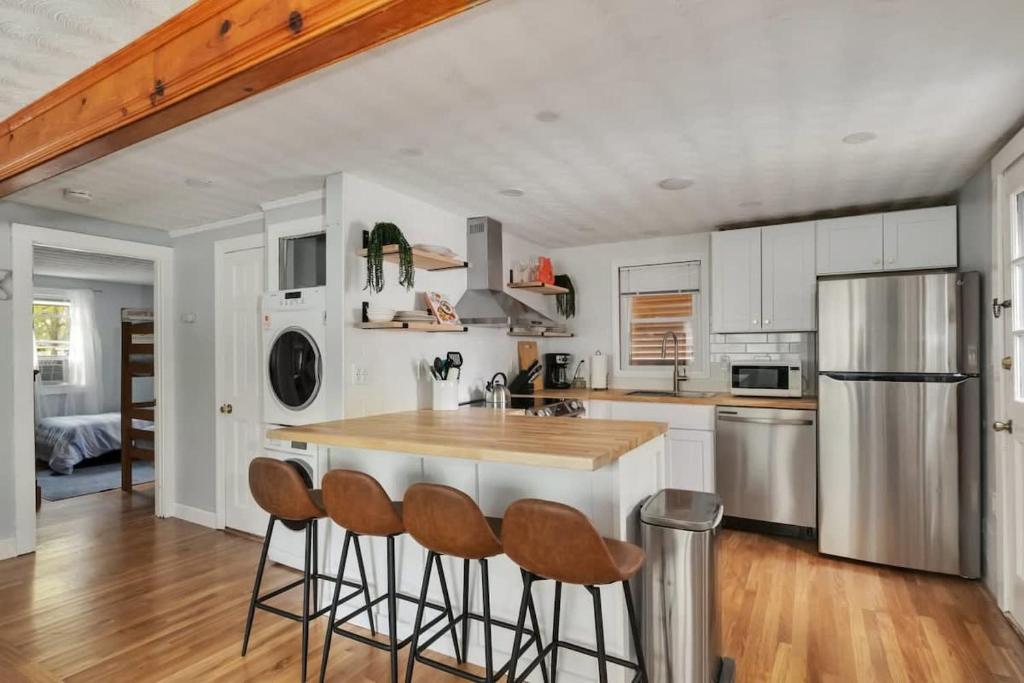 Stay On The Cape Vacation Rentals: Perfect Spot In Yarmouth Book Now & Relax image