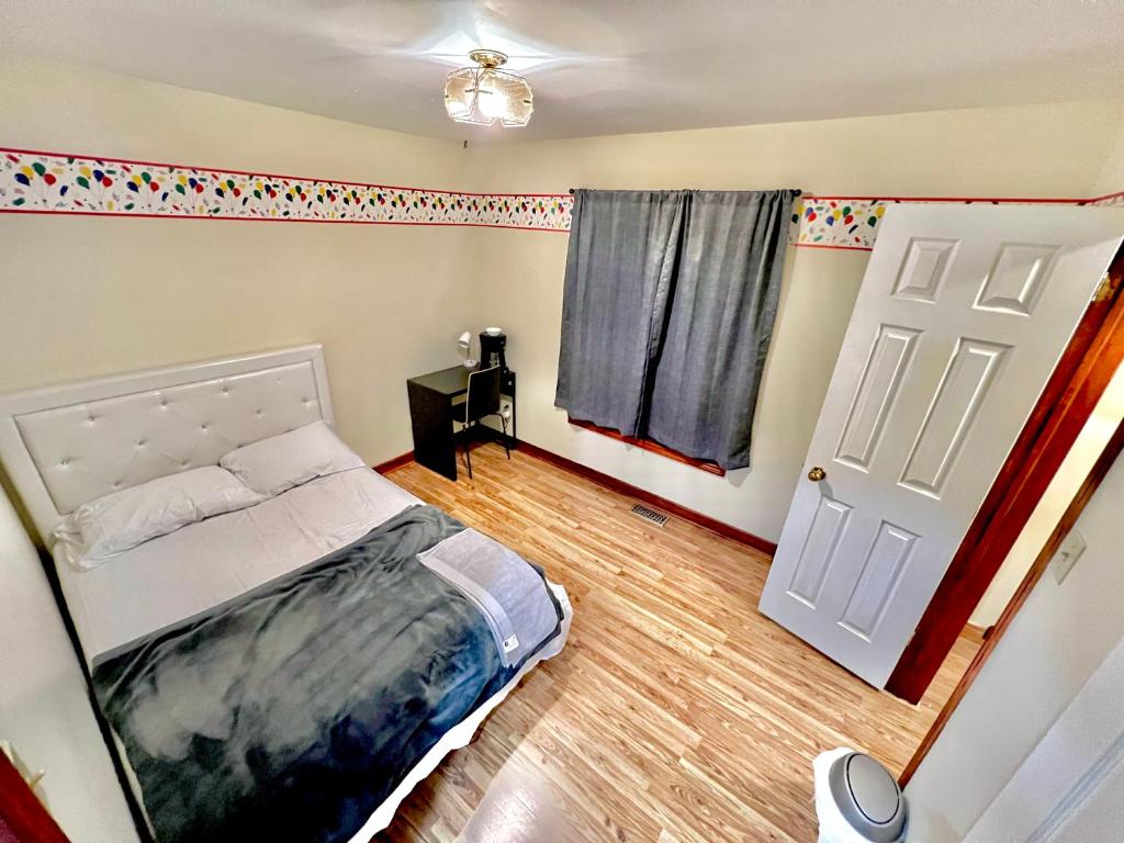 Private room with dedicated Bath in Newmarket - Free Parking photo 3
