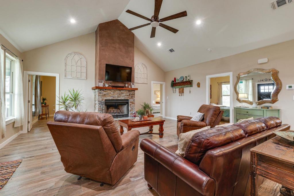 Country Home Near Fredericksburg Fire Pit and Grill photo 1
