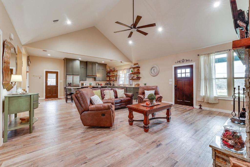 Country Home Near Fredericksburg Fire Pit and Grill photo 3